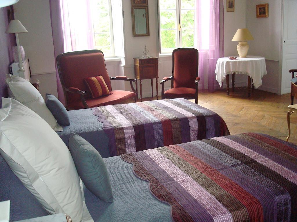 לינה וארוחת בוקר Menetrol Chateau De Bourrassol חדר תמונה